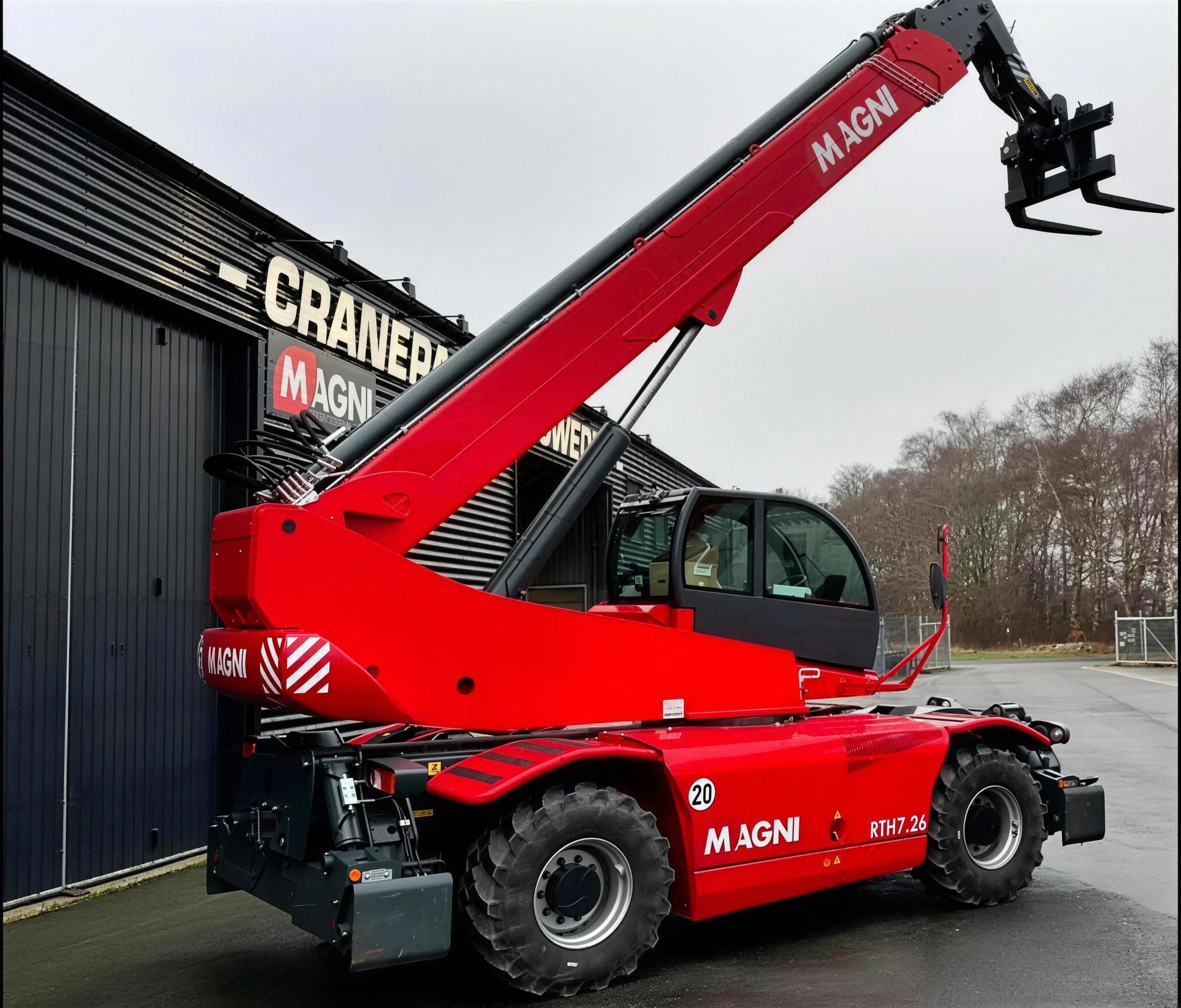 Magni RTH-teleskoplastare med bommen rest mot Cranepartners fasad