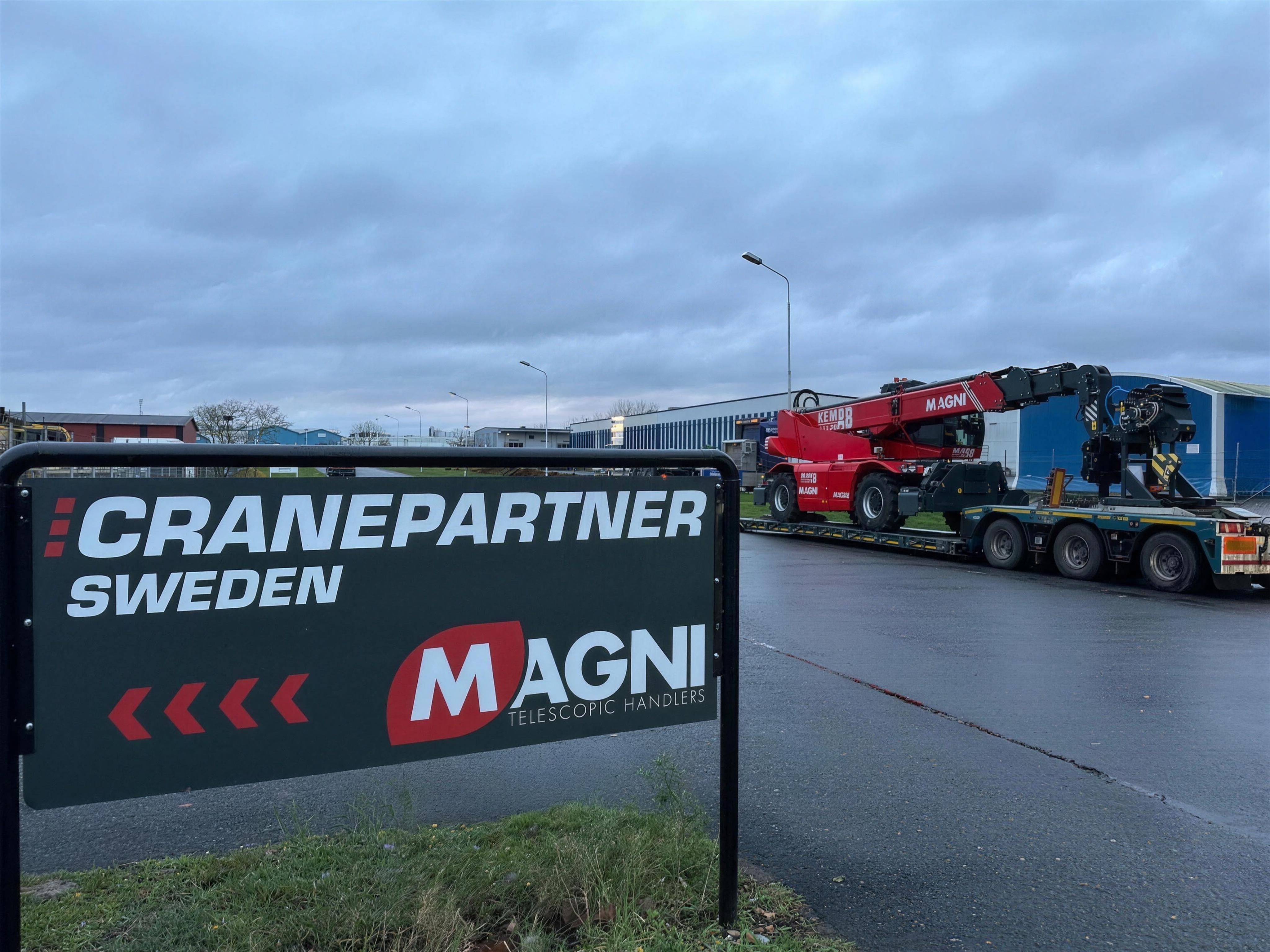 Cranepartners dubbelskylt vid anläggningen — färgfoto i dagsljus.